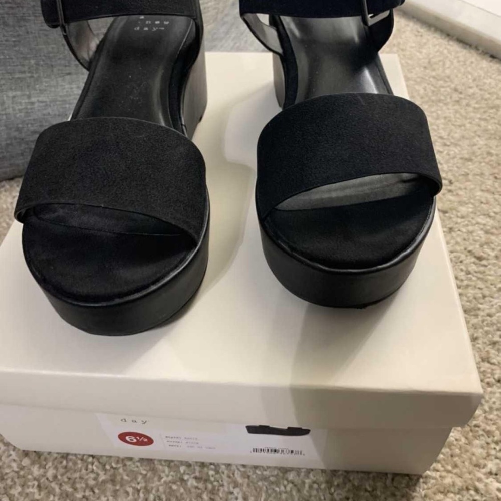 Black wedge sandals size 6.5 - Picture 2 of 3